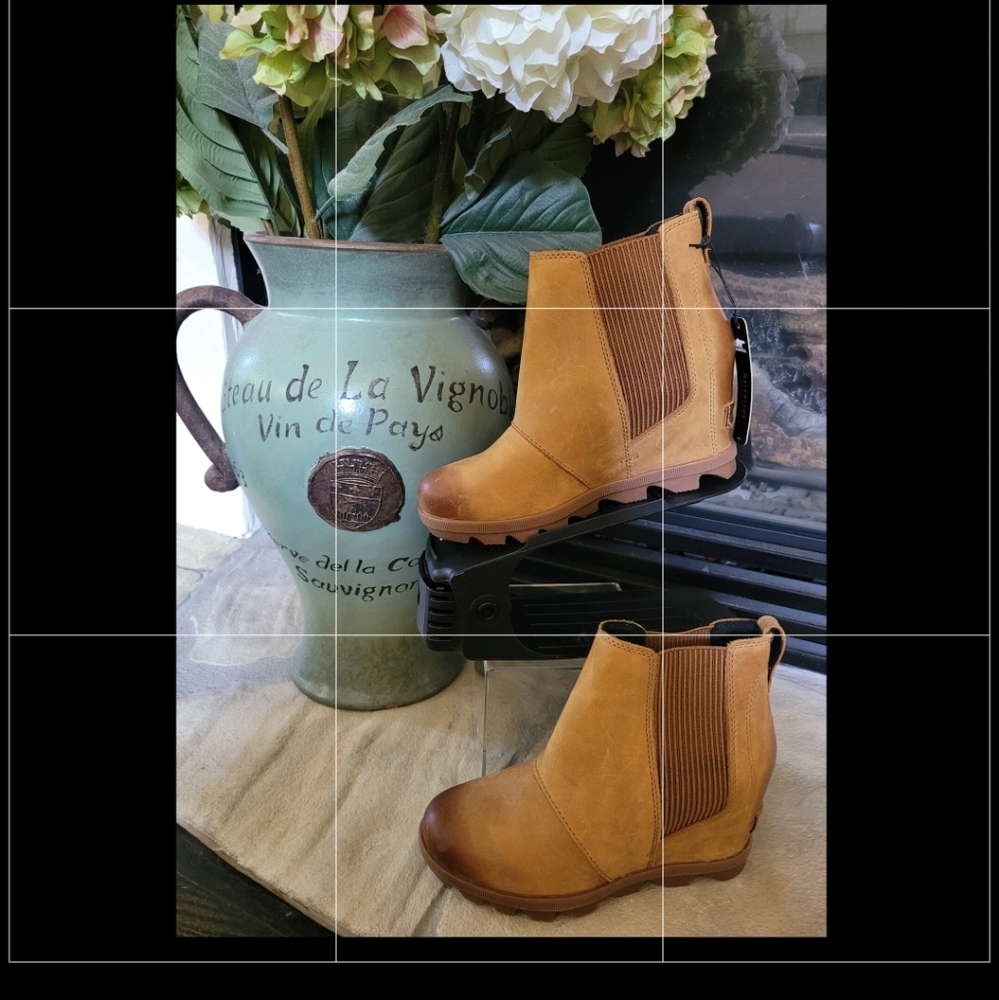 Women Joan of Artic Wedge II Chelsea Bootie NWOT